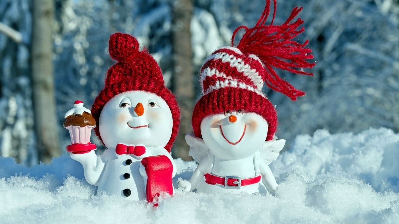 Slow Holiday Season in 2025: 15 Ways to Create One For Yourself & Your Loved Ones