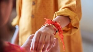 Read more about the article 8 Useful Rakhi Gift Basket Ideas With 52 Affordable Products to Surprise Your Sister